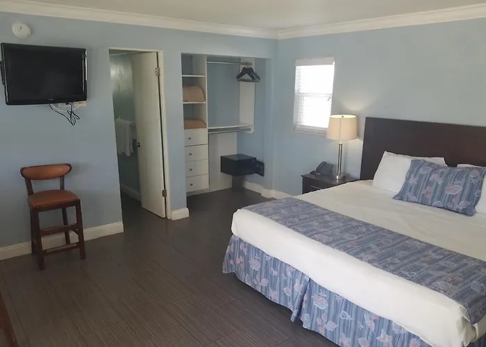 Carousel Beach Inn